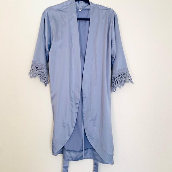 Light blue satin robe - Picture 2 of 3